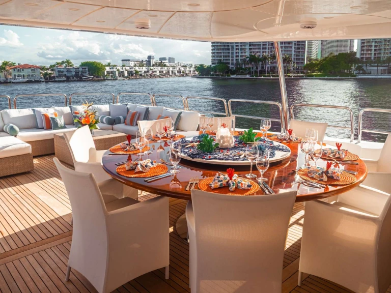 Hire Luxury Yacht Benetti with a boat licence