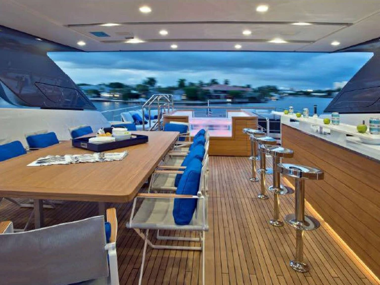 Hire Luxury Yacht San Lorenzo with a boat licence