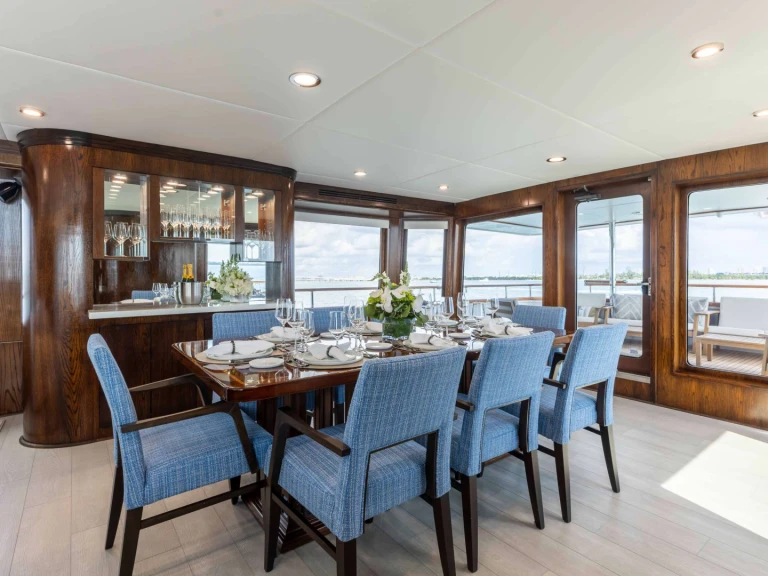 Luxury Yacht to hire Bahamas at the best price
