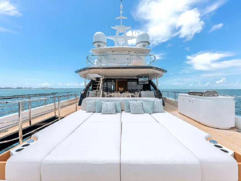 Luxury Yacht hire in Miami - Azimut Tycoon