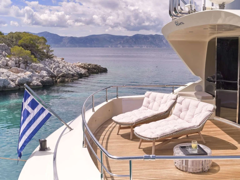Luxury Yacht hire in Athens - Riva BEYOND