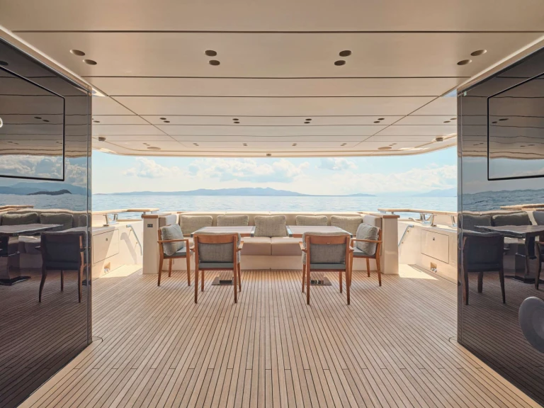 Hire Luxury Yacht San Lorenzo with a boat licence