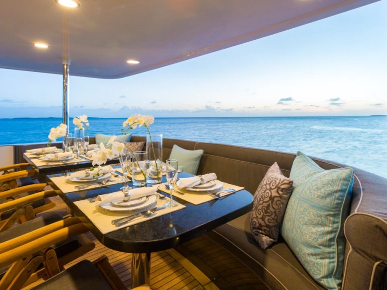 Yacht hire Saint Thomas Island cheap UNBRIDLED