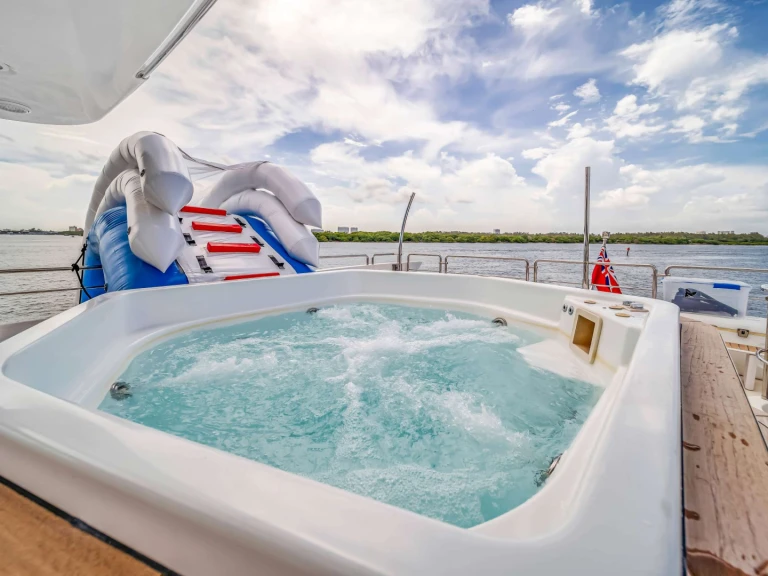 Hire Luxury Yacht Azimut with a boat licence