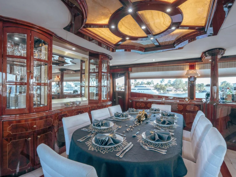 Hire Luxury Yacht Lazzara with a boat licence