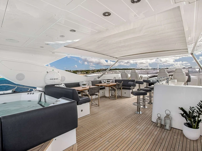 Hire Luxury Yacht Sunseeker with a boat licence