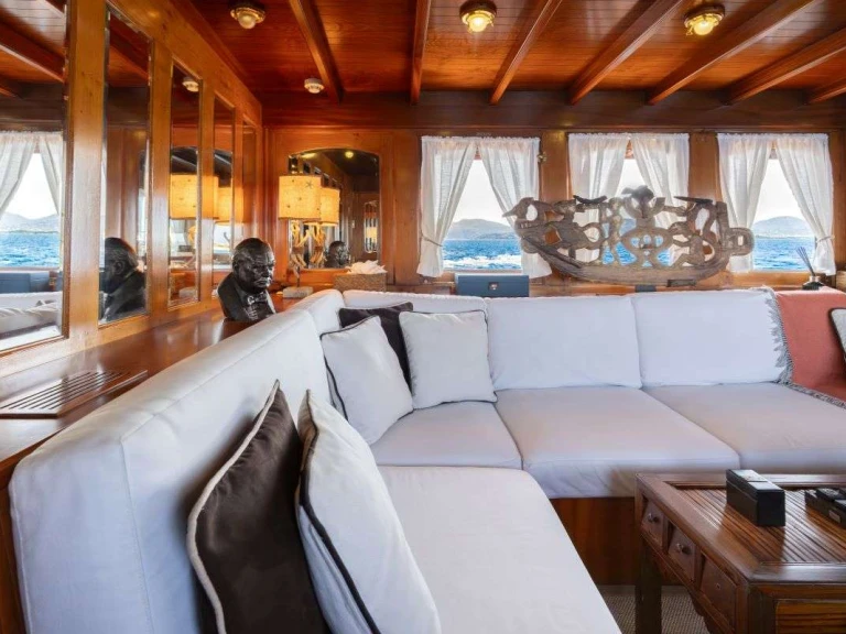 Hire Luxury Yacht  with a boat licence