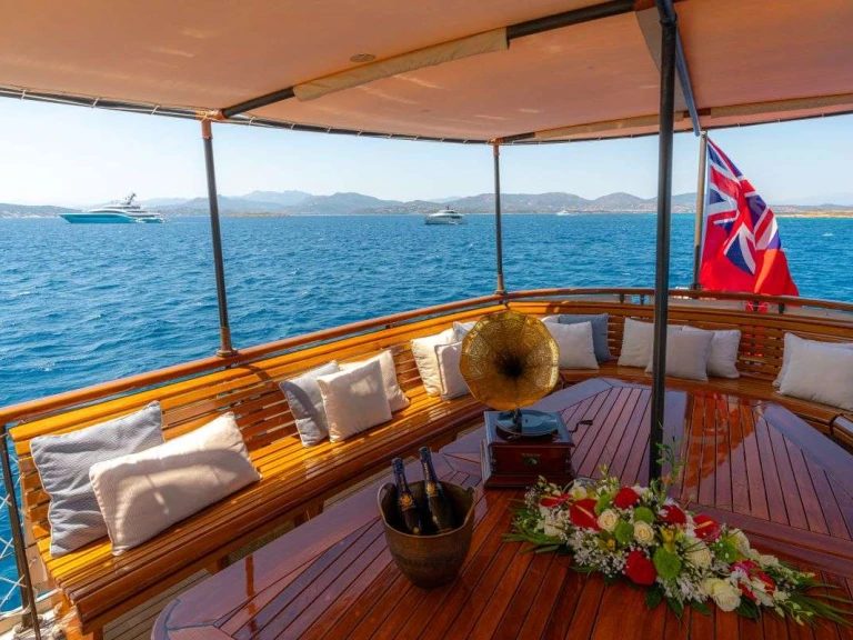 Luxury Yacht to hire Cannes at the best price