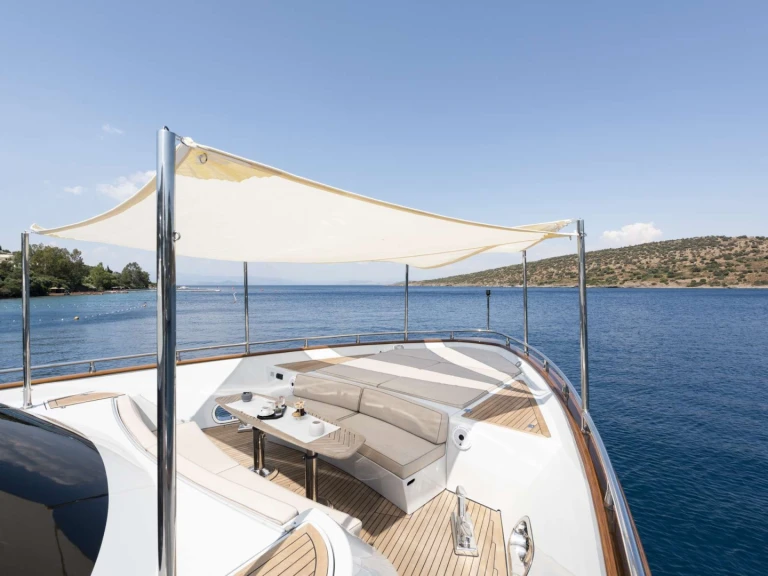 Hire Luxury Yacht Custom with a boat licence
