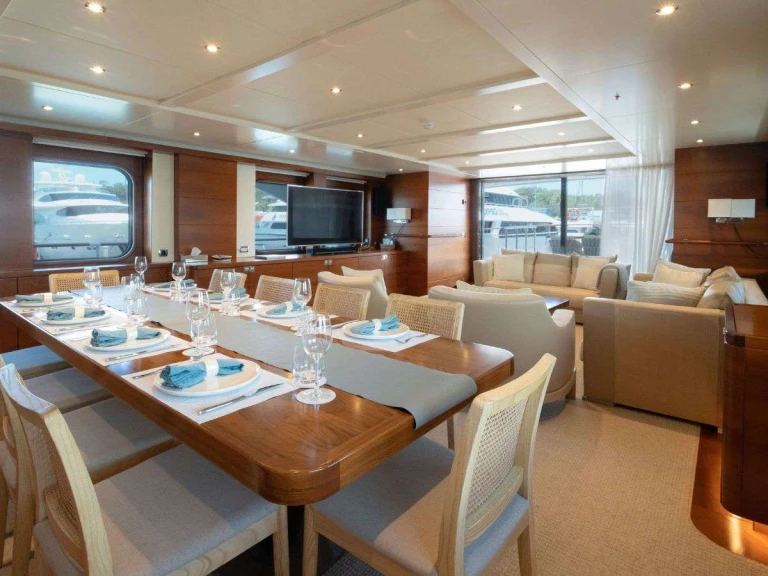 Hire Luxury Yacht Moonen with a boat licence