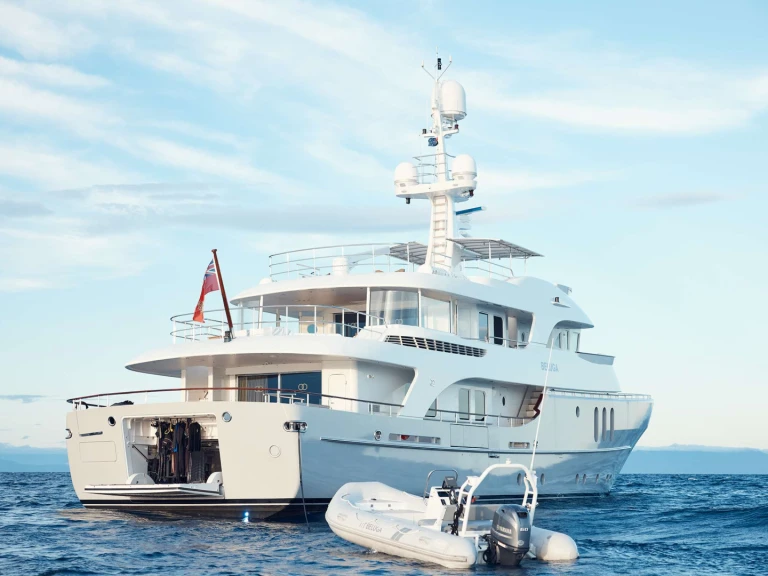 Luxury Yacht to hire Cairns at the best price