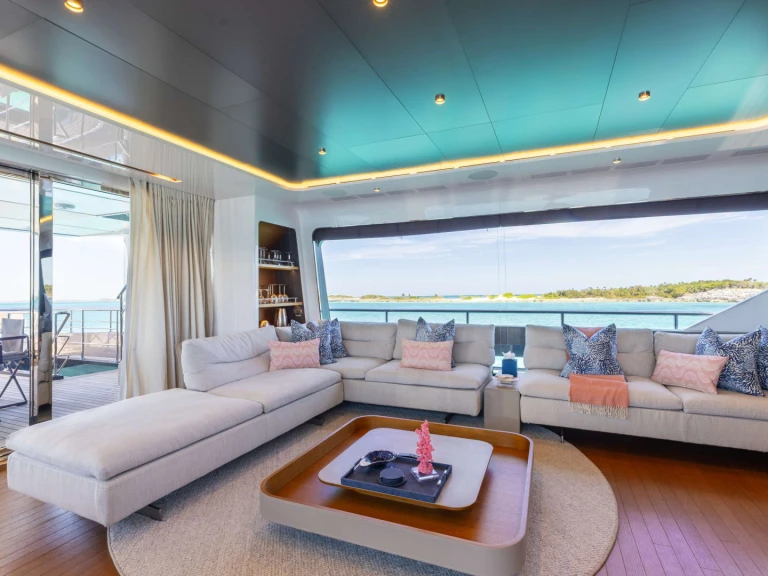Luxury Yacht to hire Bahamas at the best price