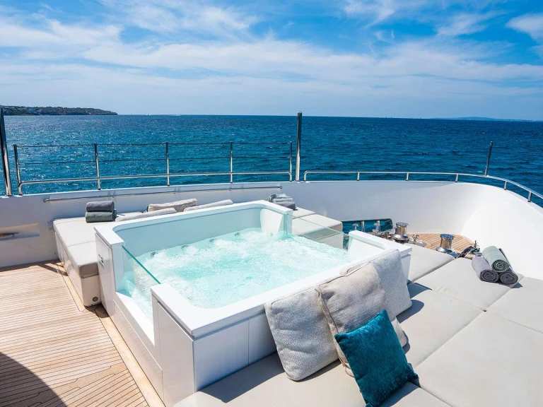 Hire Luxury Yacht San Lorenzo with a boat licence