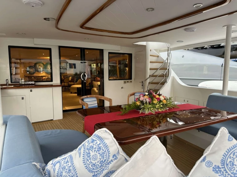 Luxury Yacht to hire New England at the best price