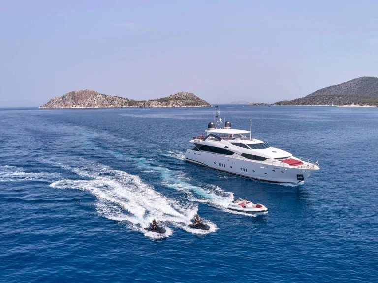 Hire Luxury Yacht Sunseeker with a boat licence