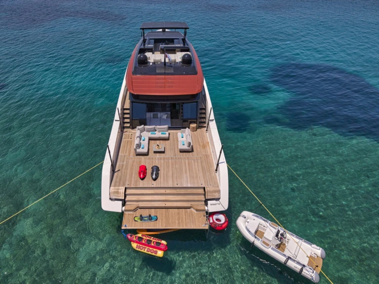 Hire Luxury Yacht San Lorenzo with a boat licence