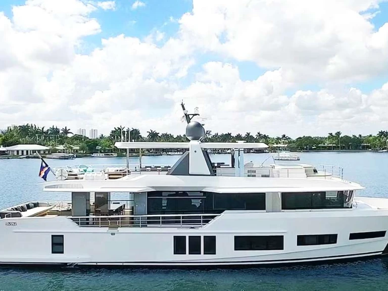 Hire Luxury Yacht Alpha Marine with a boat licence