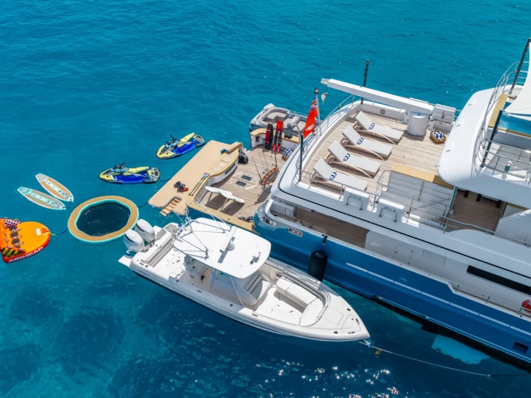 Hire Luxury Yacht Cantiere delle Marche with a boat licence