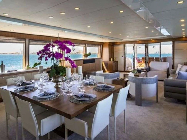 Hire Luxury Yacht Hargrave with a boat licence
