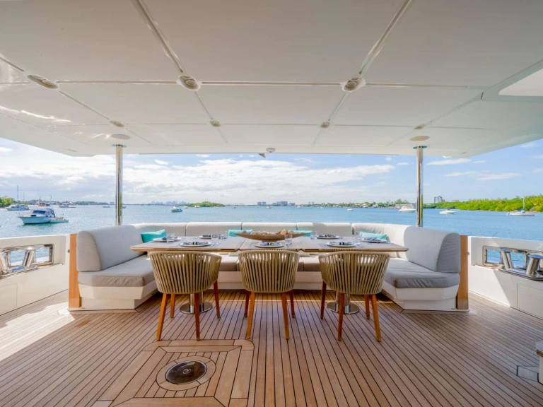 Hire Luxury Yacht with or without skipper Azimut Miami