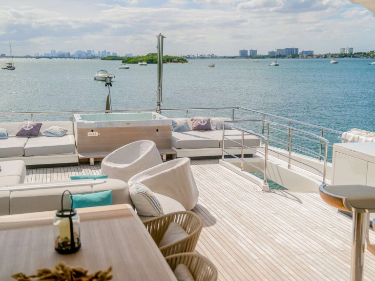 Hire Luxury Yacht Azimut with a boat licence