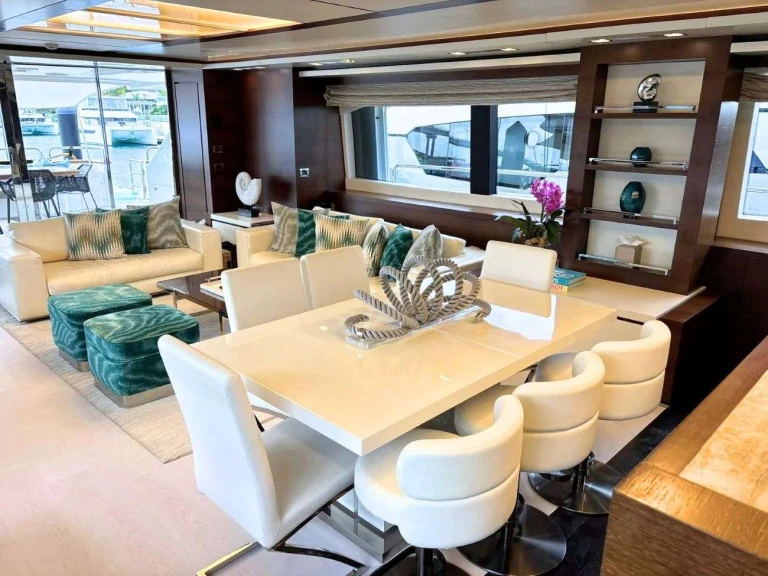 Charter a Azimut INSIEME in Nassau on Samboat