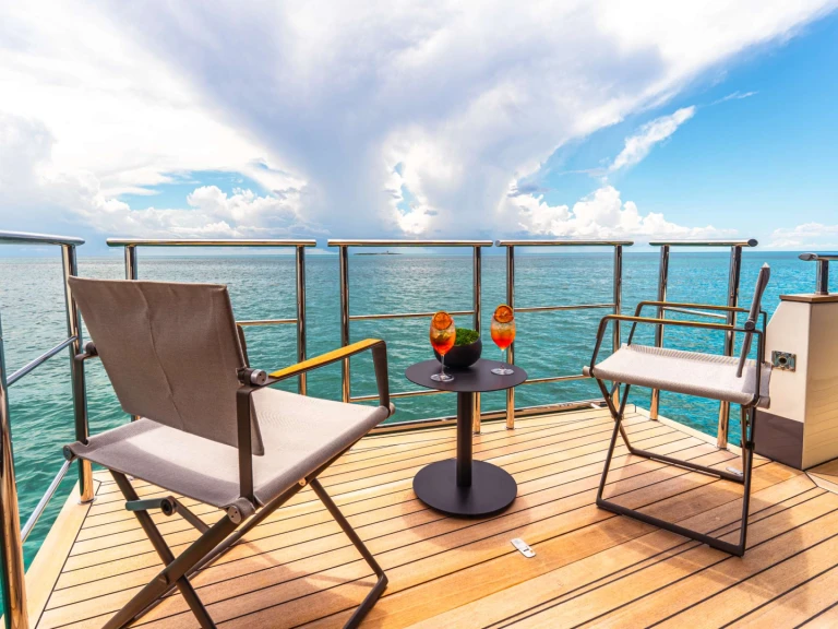 Yacht hire Bahamas cheap CIELO NERO