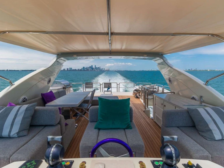 Charter a Azimut Scarlet in Miami on Samboat
