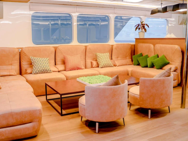 Hire Luxury Yacht  with a boat licence