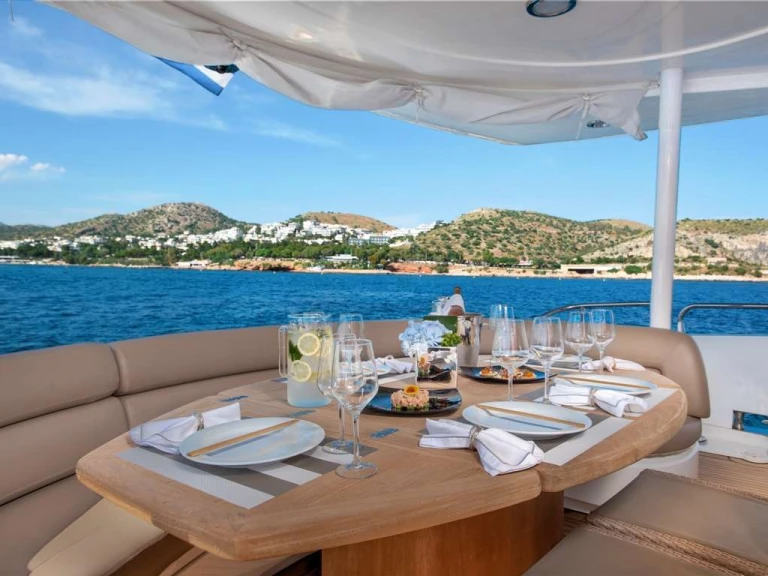Hire Luxury Yacht Sunseeker with a boat licence