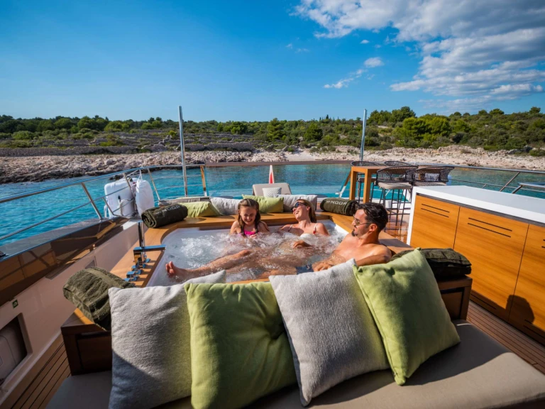 Hire Luxury Yacht with or without skipper San Lorenzo Split