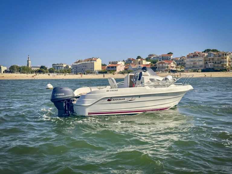 Motorboat hire in Sète - Quicksilver Activ 420 Cabin