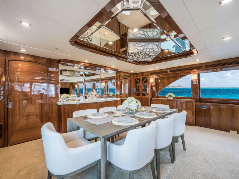 Hire Luxury Yacht Hargrave with a boat licence