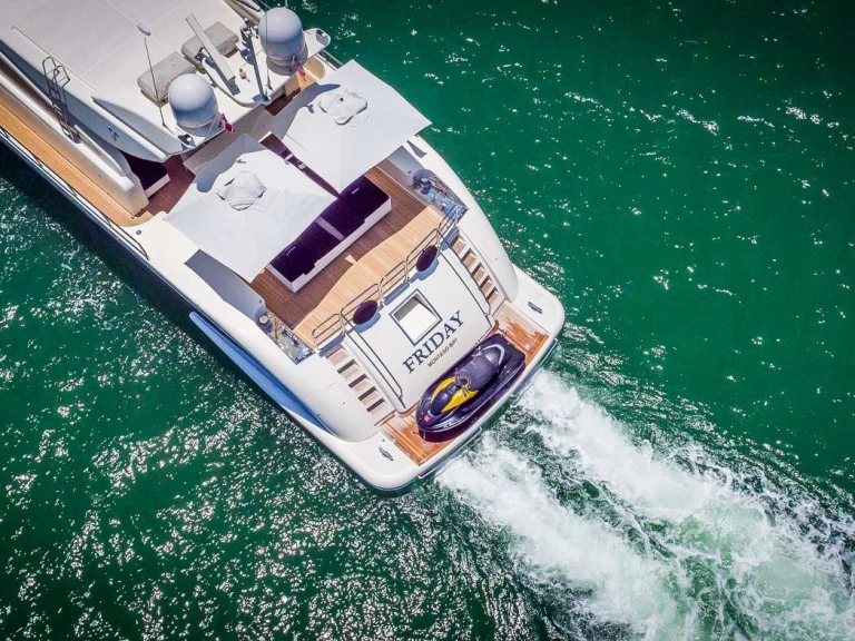 Hire Luxury Yacht Cantieri Dell'Arno with a boat licence