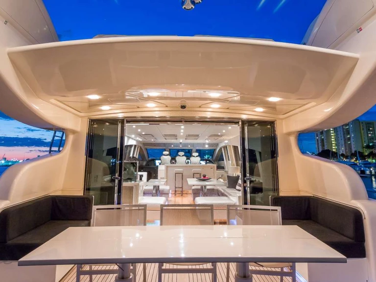 Luxury Yacht to hire Miami at the best price