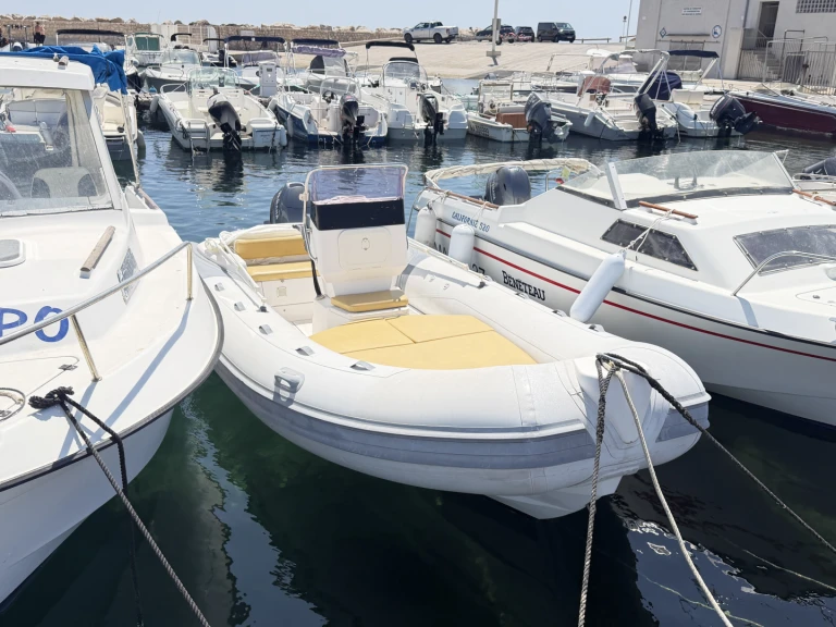 Charter a Italboats Predator 500 in Martigues on Samboat