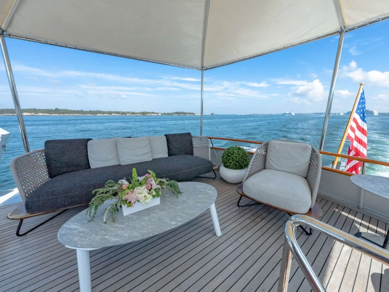 Hire Luxury Yacht Burger with a boat licence