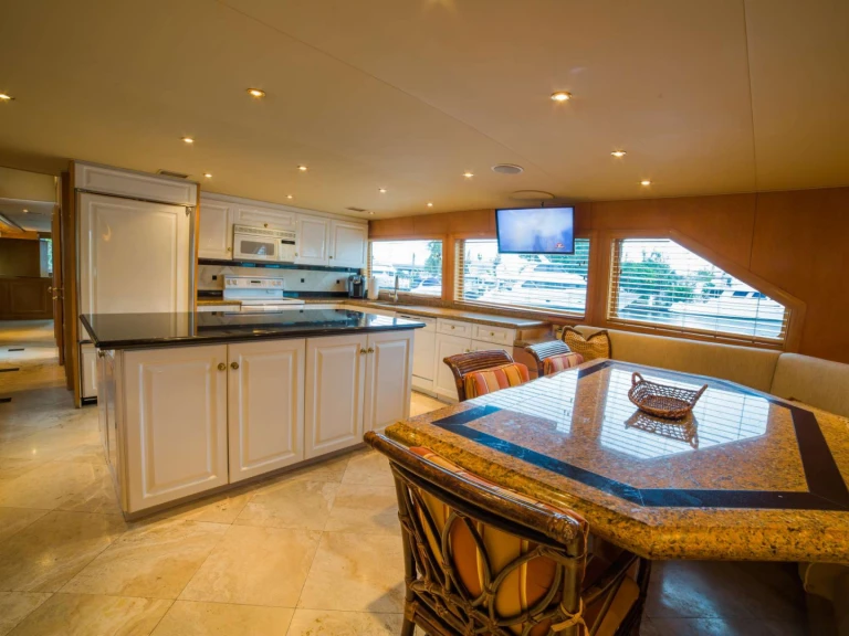 Hire Luxury Yacht with or without skipper Broward East Hampton