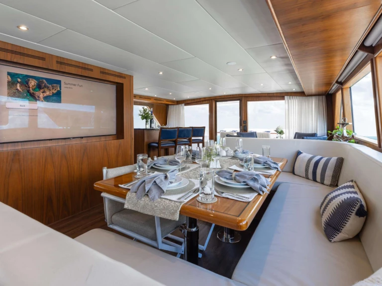 Yacht hire State of Florida cheap A PLACE IN THE SUN