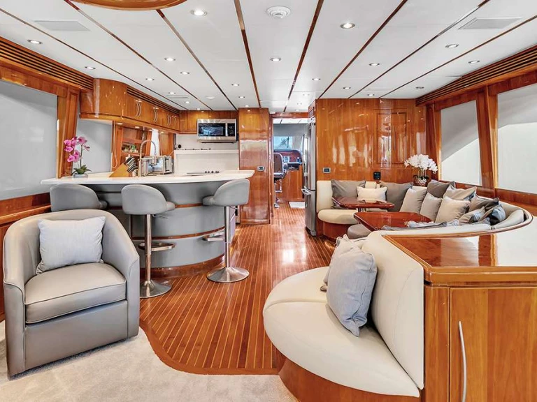 Hire Luxury Yacht Hargrave with a boat licence