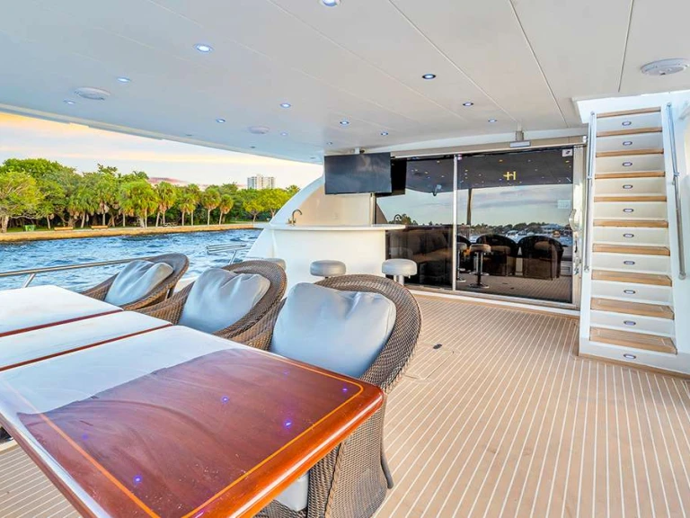 Luxury Yacht to hire Nassau at the best price
