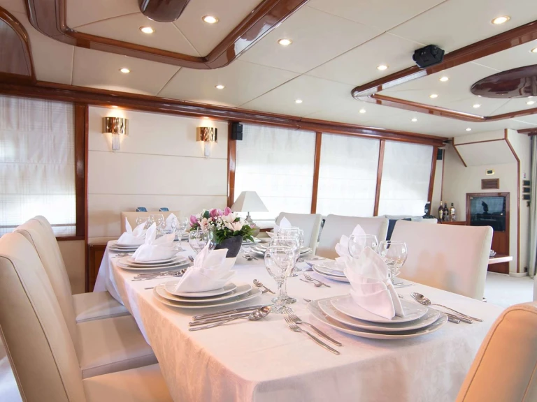 Hire Luxury Yacht Giant with a boat licence