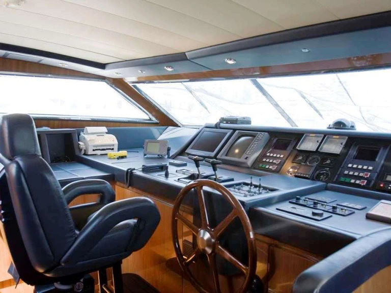Hire Luxury Yacht San Lorenzo with a boat licence
