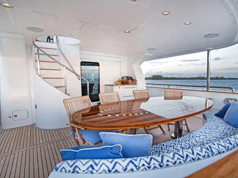 Yacht hire Bahamas cheap VIVIERAE II