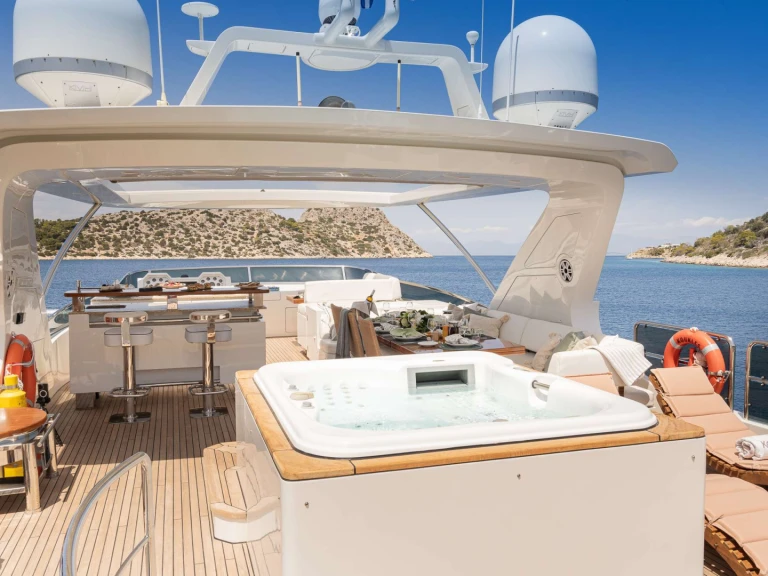 Hire Luxury Yacht Azimut with a boat licence