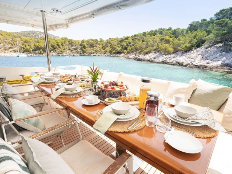 Luxury Yacht to hire Athens at the best price