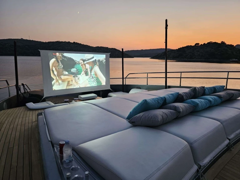 Hire Luxury Yacht Riva with a boat licence
