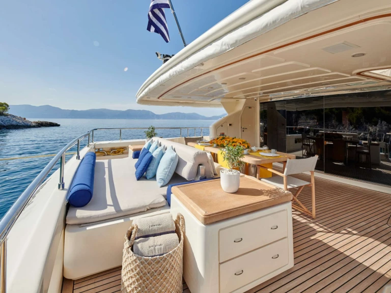 Luxury Yacht hire in Athens - Ferretti PAREAKKI
