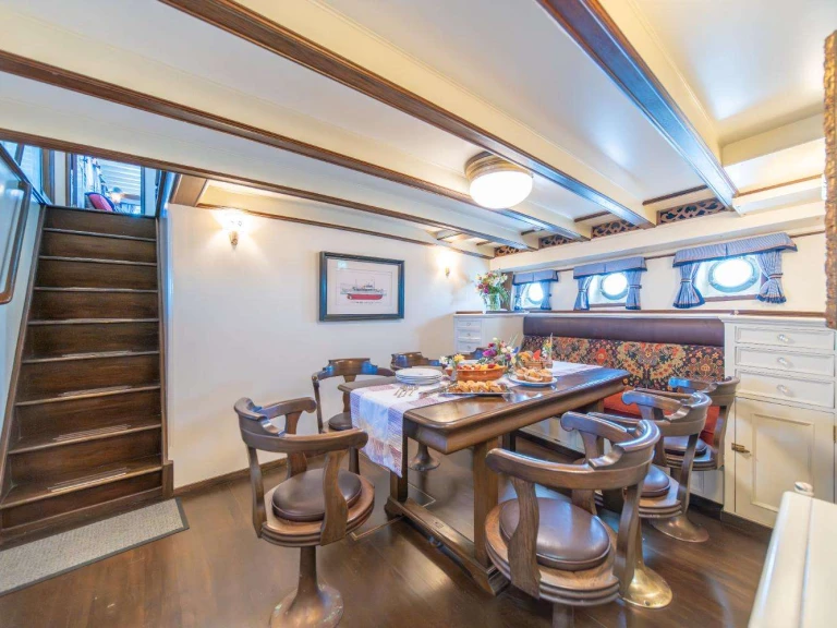 Luxury Yacht hire in Seattle - Custom BLUE PETER