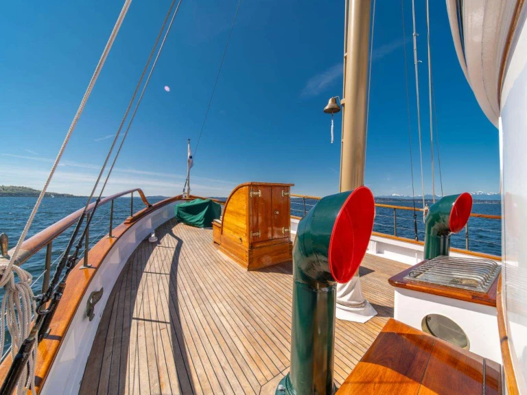 Hire Luxury Yacht with or without skipper Custom Seattle